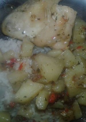 Una foto de Pollo a la olla con papas