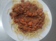 Una foto de tallarines con salsa de tomate