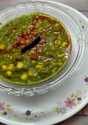 A picture of Spinach and corn curry with garlic tempering.