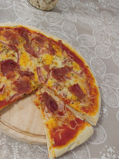 Una foto de Pizza de quesos, jamón serrano y jamón cocido🍕