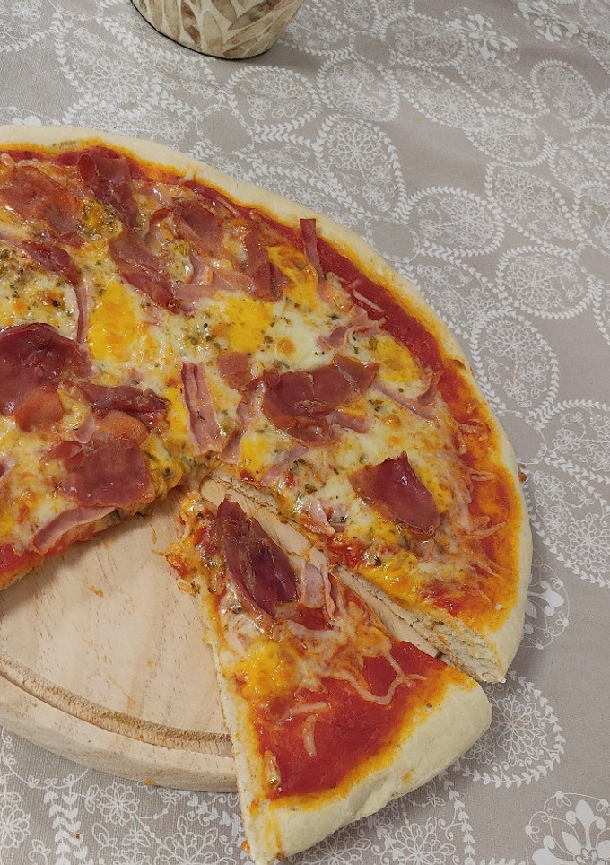 Una foto de Pizza de quesos, jamón serrano y jamón cocido🍕
