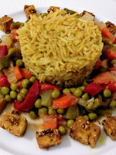 Una foto de Arroz salteado con verduras y tofu con sésamo y miel