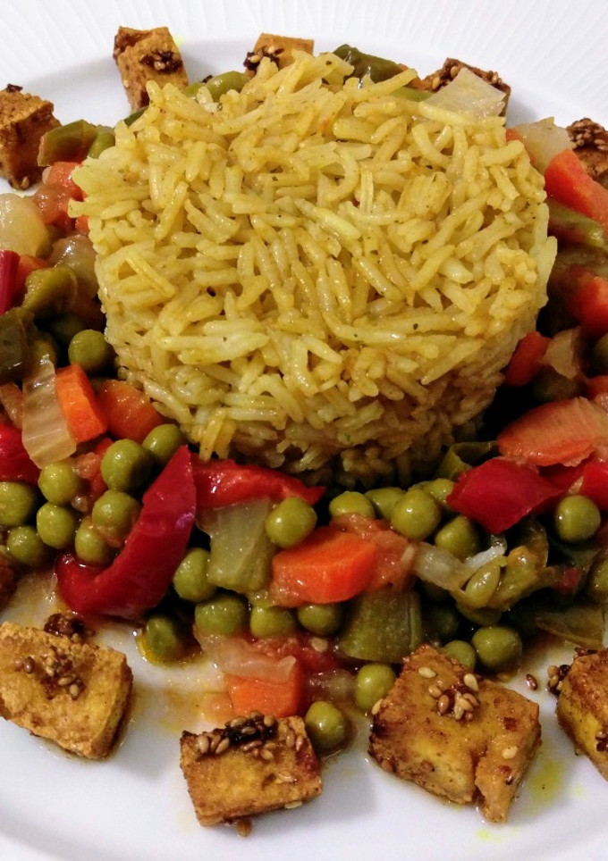 Una foto de Arroz salteado con verduras y tofu con sésamo y miel