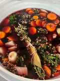 Marinade au vin rouge, légumes et aromates