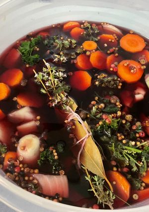Une photo de Marinade au vin rouge, légumes et aromates