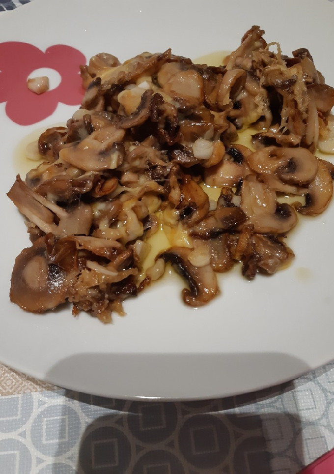 Una foto de Champiñón al ajo cabañil con queso