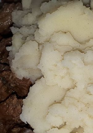 Una foto de Roaf beef con puré