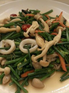 [好菇多多] 韭菜花炒花枝雪白菇 的食譜成品照片