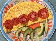 Una foto de omelette de espinaca y zanahoria