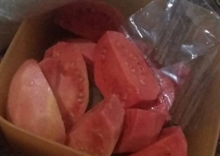 Jambu biji es/ hangat (versi anak kos)