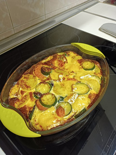 Una foto de Tarta salada de patatas, calabacín y boniato con queso