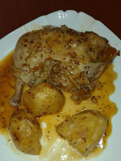 Una foto de Muslo con jugoso Mejicano y mostaza a la antigua con patatas
