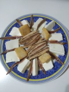 Una foto de Queso fresco con caballa y anchoas