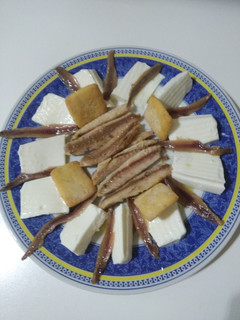 Una foto de Queso fresco con caballa y anchoas