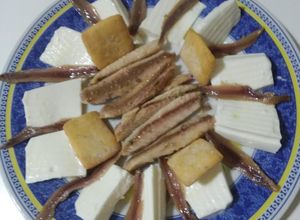 Una foto de Queso fresco con caballa y anchoas