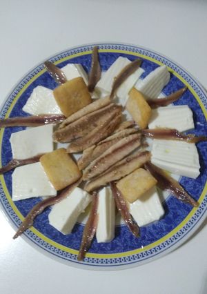 Una foto de Queso fresco con caballa y anchoas