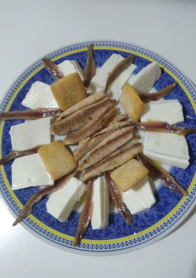 Una foto de Queso fresco con caballa y anchoas