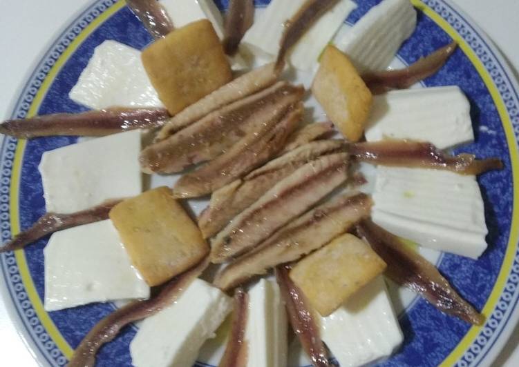 Queso fresco con caballa y anchoas