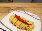 Una foto di aglio olio l