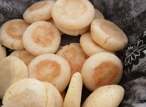 Una foto de Pan de queijo tipo brasilero