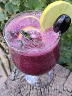 કાળી દ્રાક્ષ મોઇતો (Black Grapes Mojito Recipe In Gujarati) રેસીપી મુખ્ય ફોટો