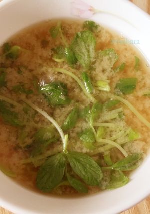 รูปของ ซุปมิโสะ โต้วเหมี่ยว 豆苗 の 味噌汁