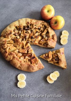 Une photo de Tarte rustique aux pommes, banane et caramel