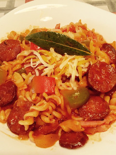 Una foto de Macarrones picantes con verduras y chorizo