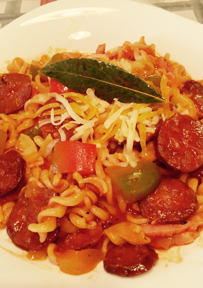 Una foto de Macarrones picantes con verduras y chorizo