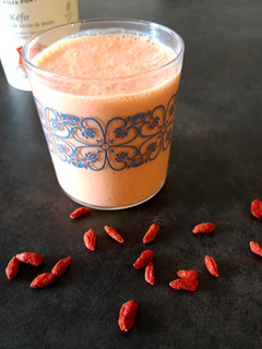 Una foto de Batido de kéfir, frambuesas y bayas de goji