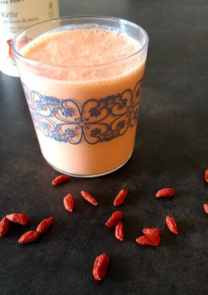 Foto principal de Batido de kéfir, frambuesas y bayas de goji