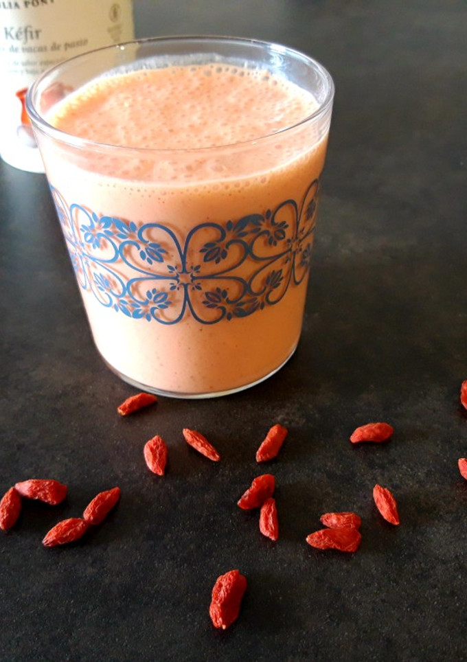 Una foto de Batido de kéfir, frambuesas y bayas de goji