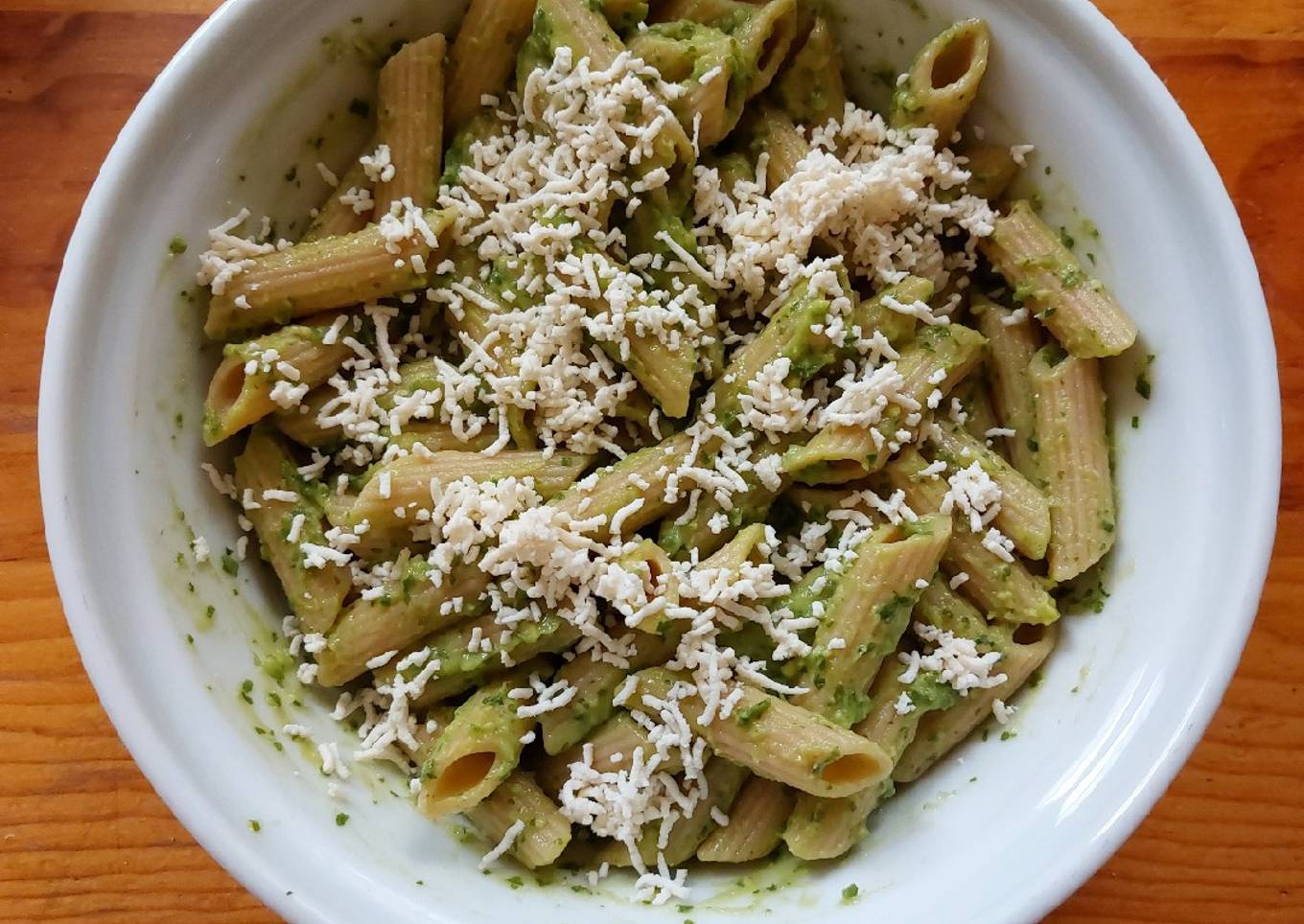 Pasta con crema de aguacate y cilantro