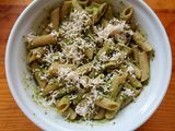 Pasta con crema de aguacate y cilantro