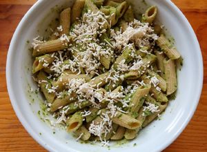 Una foto de Pasta con crema de aguacate y cilantro
