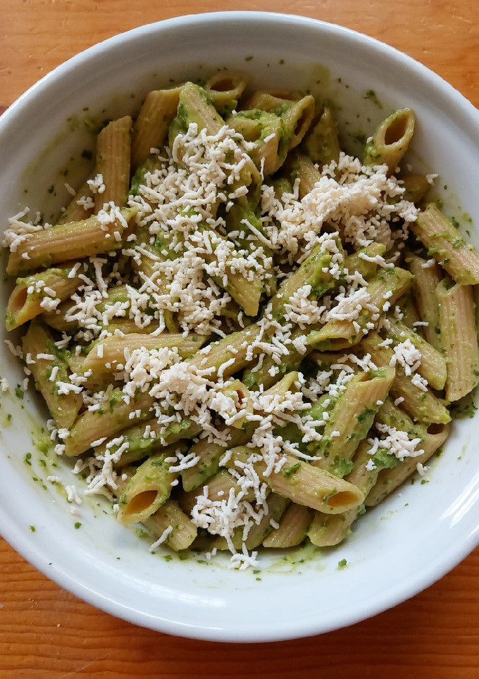 Una foto de Pasta con crema de aguacate y cilantro