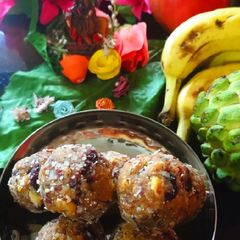 A picture of Makhana dryfruit ladoo.