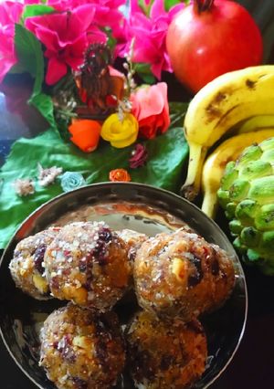 A picture of Makhana dryfruit ladoo.