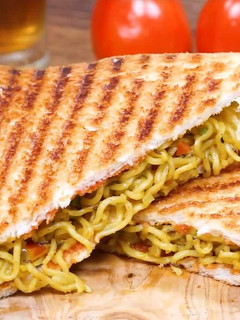 எம்மி சீஸி மேகி சாண்ட்விச் / chees Maggi sandwich reciep in tamil செய்முறை முக்கிய புகைப்படம்
