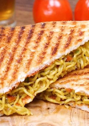 எம்மி சீஸி மேகி சாண்ட்விச் / chees Maggi sandwich reciep in tamil செய்முறை முக்கிய புகைப்படம்