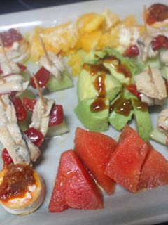 Una foto de Cenando fruta y pescado