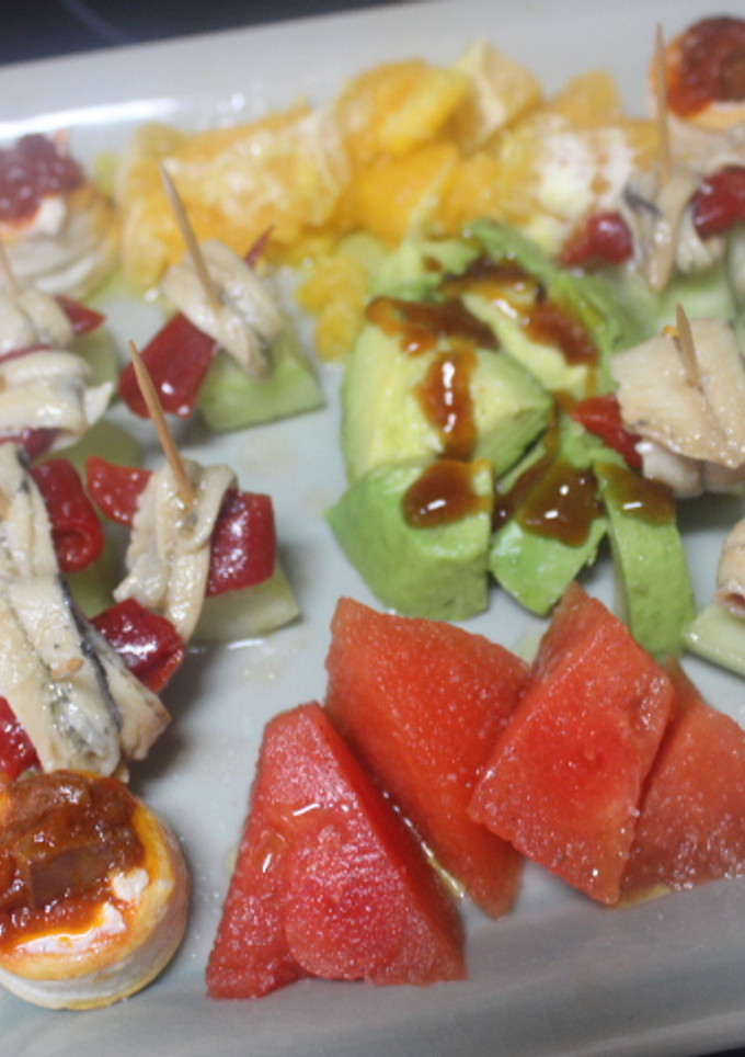 Una foto de Cenando fruta y pescado