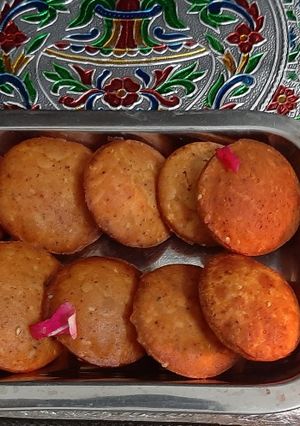 गुजराती थीक मठिया (Gujarati Thick Mathiya recipe in Hindi) रेसिपी मुख्य फोटो