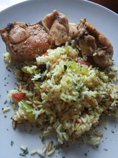 Una foto de Arroz basmati con curry y pollo