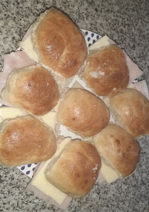 Una foto de Pebetes rellenos de jamón y muzzarella