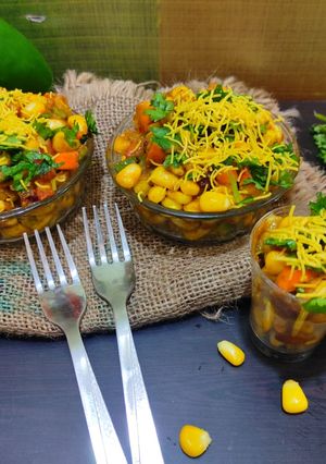 મકાઈ ની ભેળ (Corn Bhel Recipe In Gujarati) રેસીપી મુખ્ય ફોટો