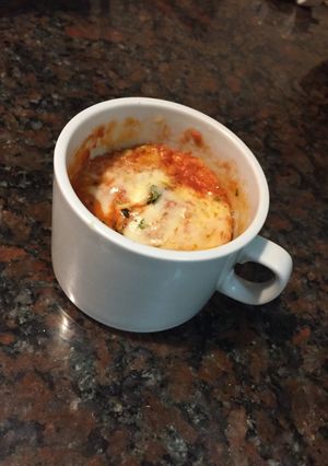 Una foto de Pizza en taza con microondas