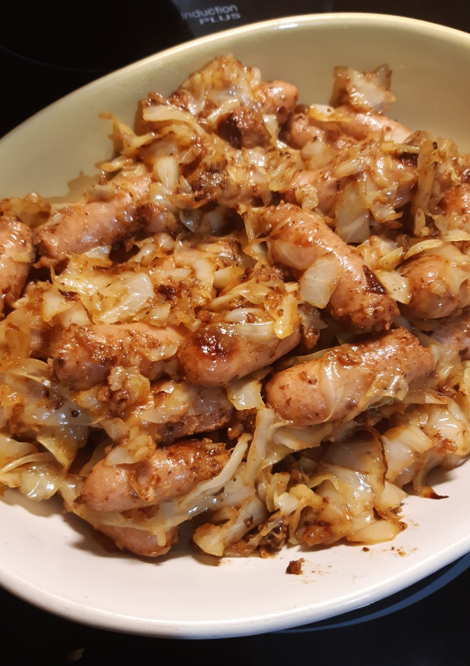 Una foto de Salchichas con repollo frito