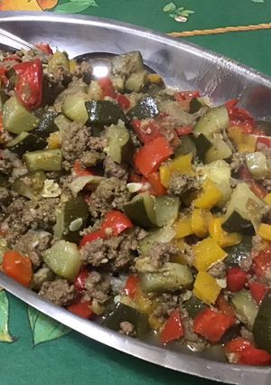 Une photo de Bœuf aux poivrons, courgette et pesto de fanes de radis