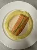Salmone croccante al burro, purea di patate e salsa al tartufo